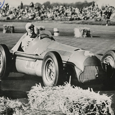 Foto storica di un monoposto Alfa Romeo degli anni 10 in pista